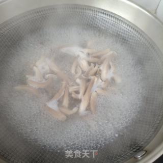 火腿鹿茸菇炒荷兰豆的做法步骤：5