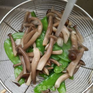 火腿鹿茸菇炒荷兰豆的做法步骤：8
