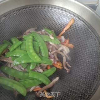火腿鹿茸菇炒荷兰豆的做法步骤：12