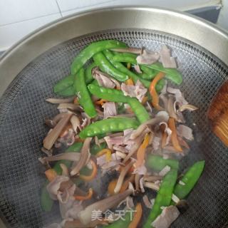 火腿鹿茸菇炒荷兰豆的做法步骤：13