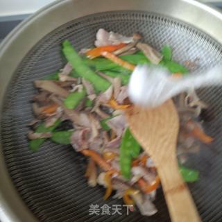 火腿鹿茸菇炒荷兰豆的做法步骤：14