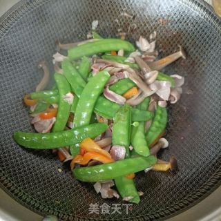 火腿鹿茸菇炒荷兰豆的做法步骤：15