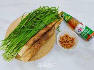 春天时令第一鲜，韭菜炒春笋的做法步骤：1