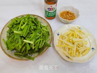 春天时令第一鲜，韭菜炒春笋的做法步骤：4