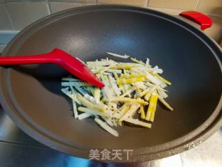春天时令第一鲜，韭菜炒春笋的做法步骤：5