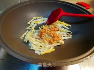 春天时令第一鲜，韭菜炒春笋的做法步骤：6