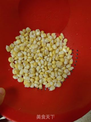 鸡蛋炒玉米的做法步骤：1