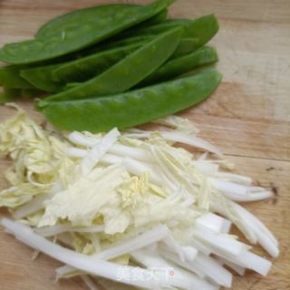 白菜荷兰豆爆海参的做法步骤：2