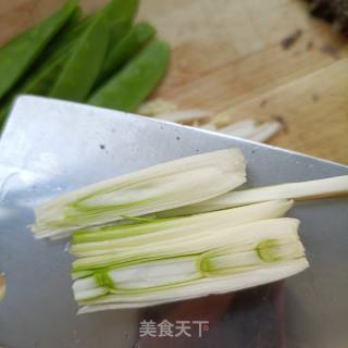 白菜荷兰豆爆海参的做法步骤：3