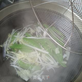 白菜荷兰豆爆海参的做法步骤：4