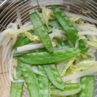 白菜荷兰豆爆海参的做法步骤：5