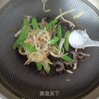 白菜荷兰豆爆海参的做法步骤：10