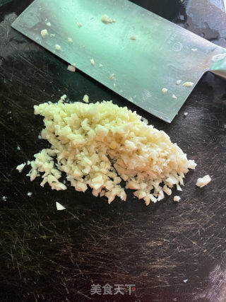 蒜香炒鱼片的做法步骤：2