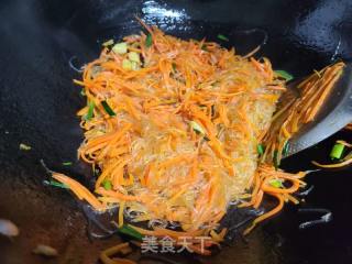 红萝卜丝炒粉丝的做法步骤：5