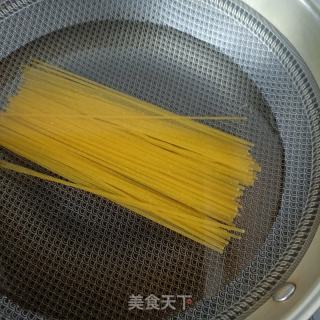 香菇鸡杂玉米面条的做法步骤：1