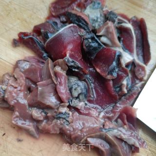 香菇鸡杂玉米面条的做法步骤：3