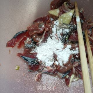 香菇鸡杂玉米面条的做法步骤：5
