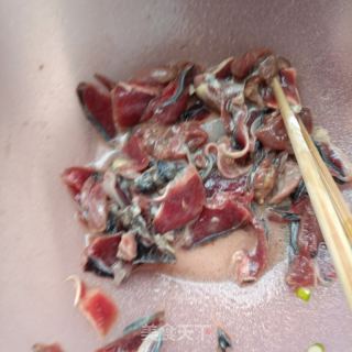 香菇鸡杂玉米面条的做法步骤：6