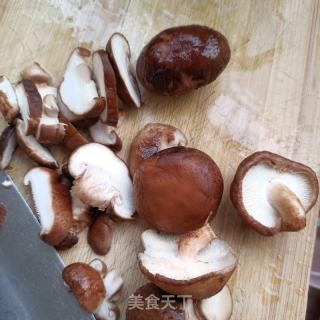 香菇鸡杂玉米面条的做法步骤：7