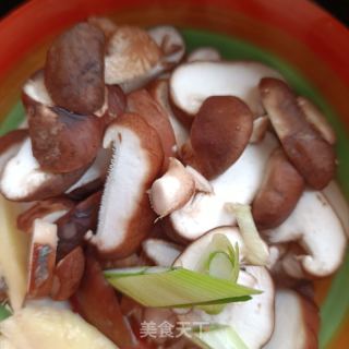 香菇鸡杂玉米面条的做法步骤：8