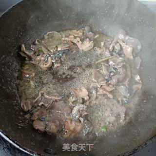 香菇鸡杂玉米面条的做法步骤：12