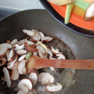 香菇鸡杂玉米面条的做法步骤：14