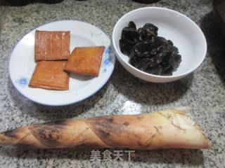 黑木耳香干炒雷笋的做法步骤：1