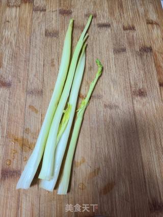 芹菜香菇粥的做法步骤：1
