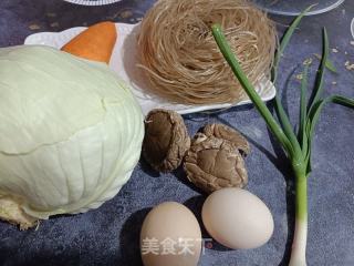 包菜炒粉丝的做法步骤：1