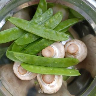 梅花肉荷兰豆炒口蘑的做法步骤：1