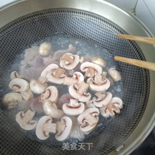 梅花肉荷兰豆炒口蘑的做法步骤：7