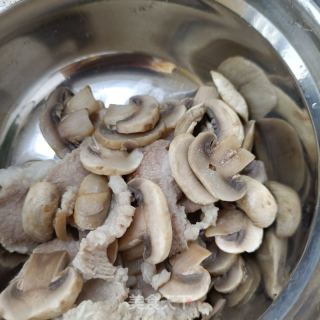 梅花肉荷兰豆炒口蘑的做法步骤：9