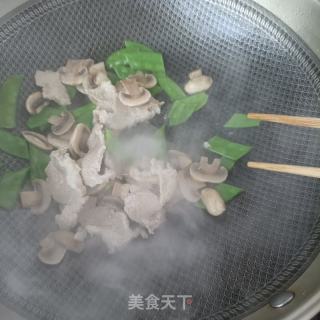 梅花肉荷兰豆炒口蘑的做法步骤：14