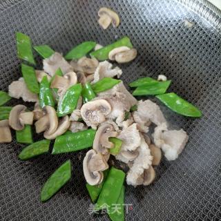梅花肉荷兰豆炒口蘑的做法步骤：15