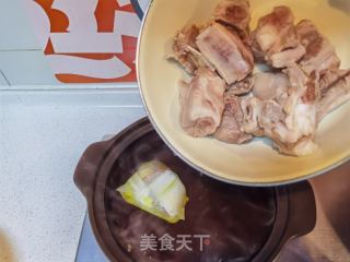 排骨莲藕竹荪汤的做法步骤：12