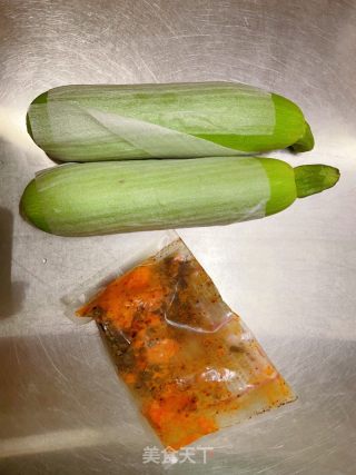 红油西葫芦的做法步骤：1