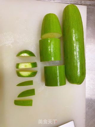 红油西葫芦的做法步骤：2
