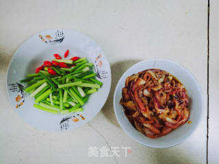 蒜苗炒鱿鱼的做法步骤：1