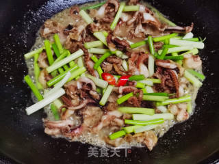 蒜苗炒鱿鱼的做法步骤：3