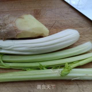 西芹炒猪肝的做法步骤：1