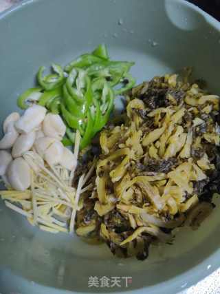 青椒炒酸菜的做法步骤：1