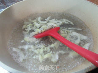 瘦肉丝白玉菇炒雷笋的做法步骤：4