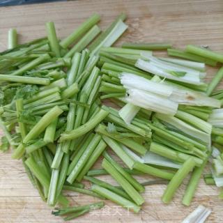 肉片香菜炒口蘑的做法步骤：2