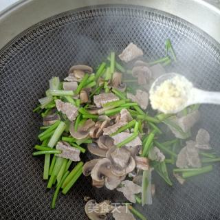 肉片香菜炒口蘑的做法步骤：14