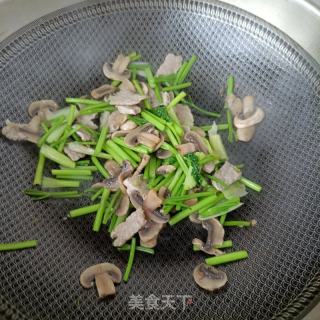 肉片香菜炒口蘑的做法步骤：15