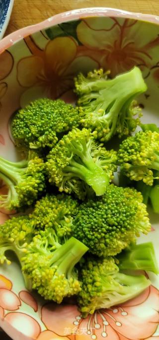 西兰花炒木耳的做法步骤：1