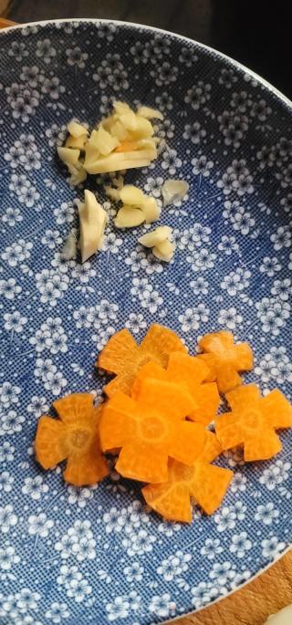 西兰花炒木耳的做法步骤：2