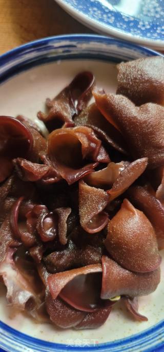 西兰花炒木耳的做法步骤：3