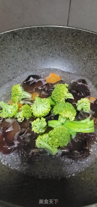 西兰花炒木耳的做法步骤：4