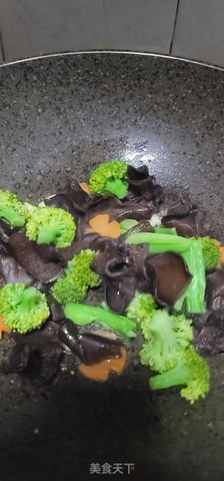 西兰花炒木耳的做法步骤：7